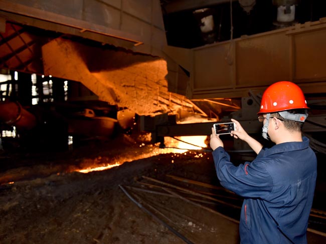 月29日 时  分,首秦 号高炉最后一炉铁水冶炼完成,开始出铁.