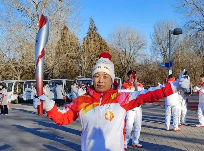 优秀！他们是钢铁人，同时也是冬奥火炬手