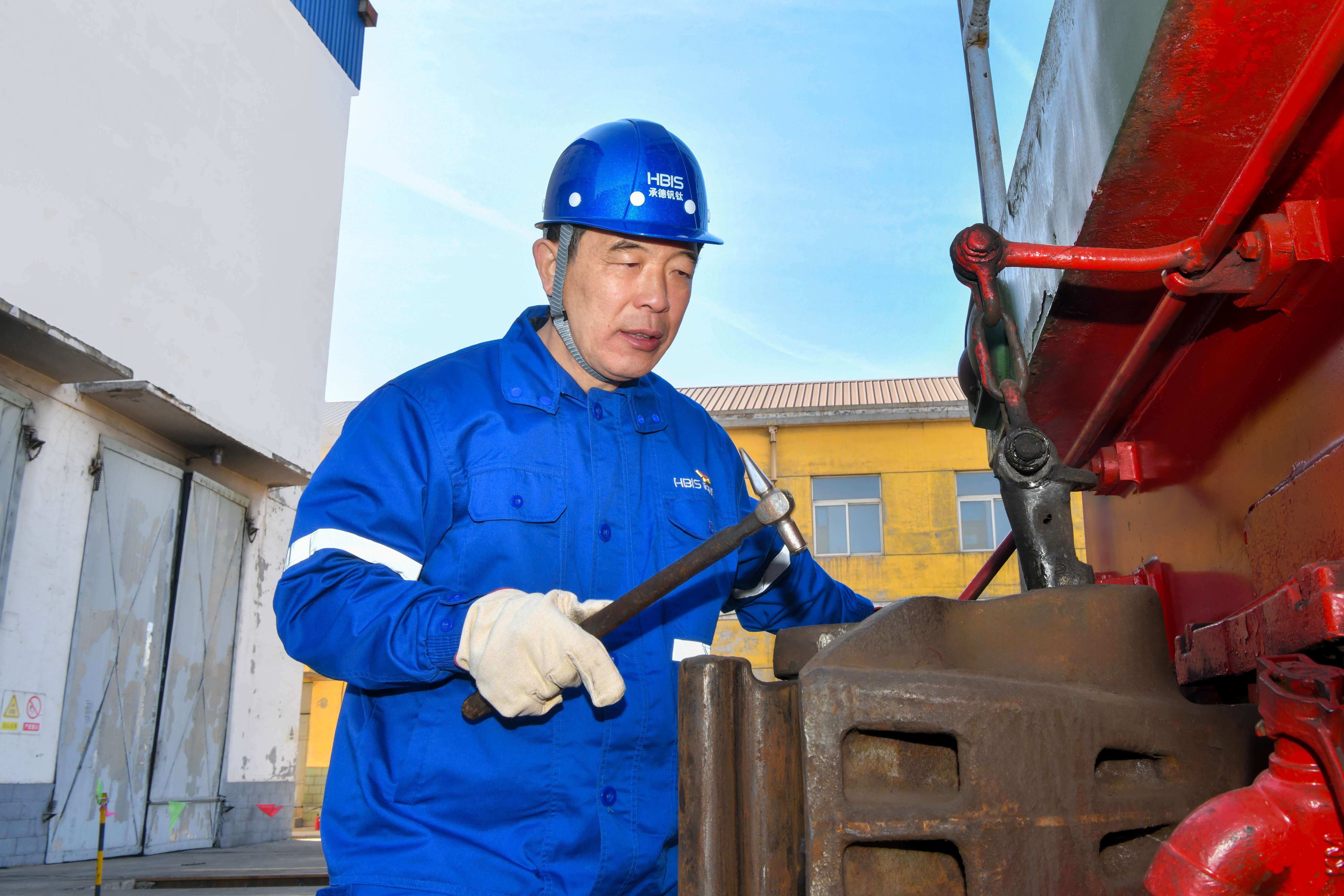 2025年4月,鲍守坤正在进行点检作业