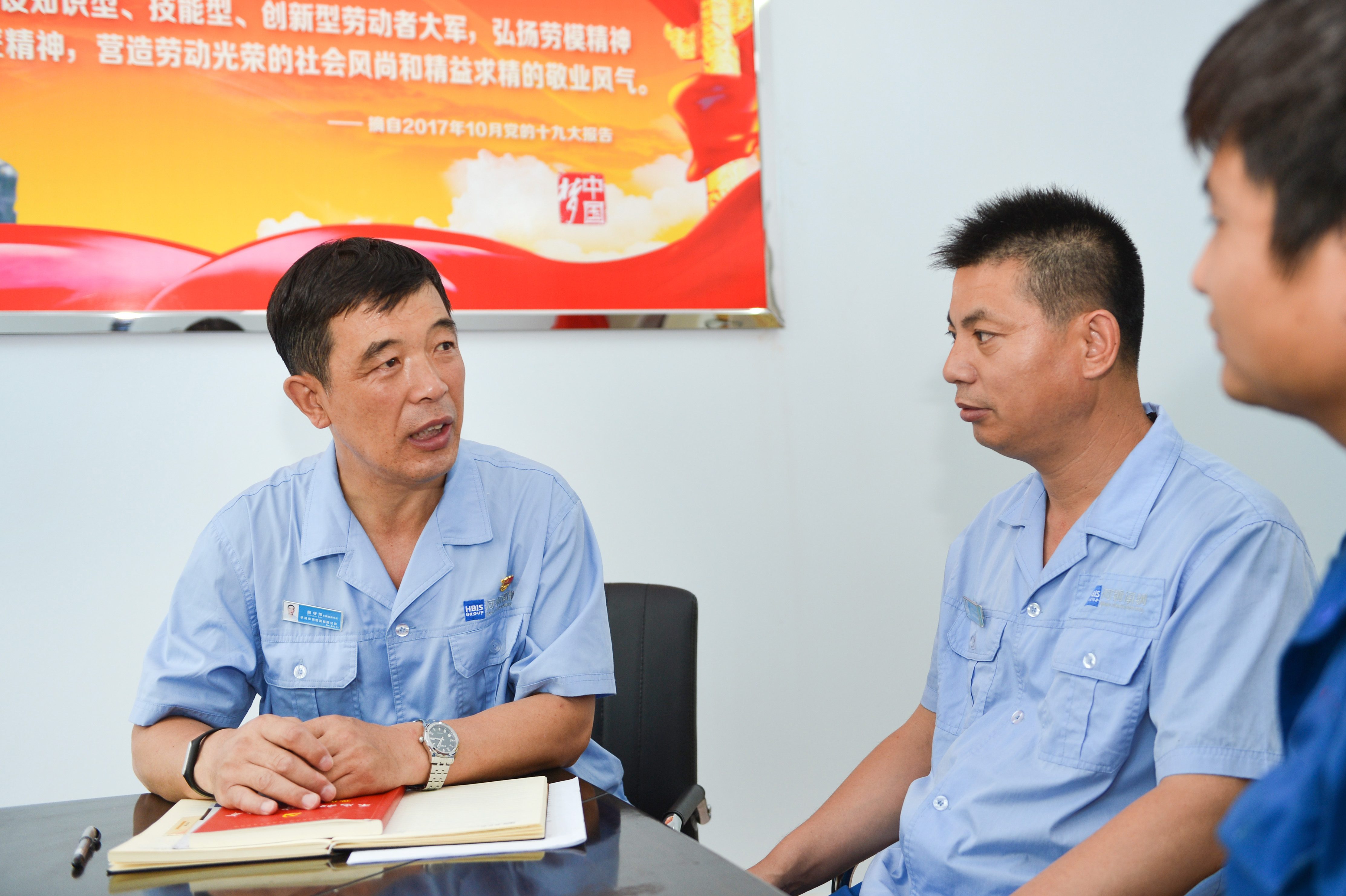 2018年6月,鲍守坤正在与职工谈心