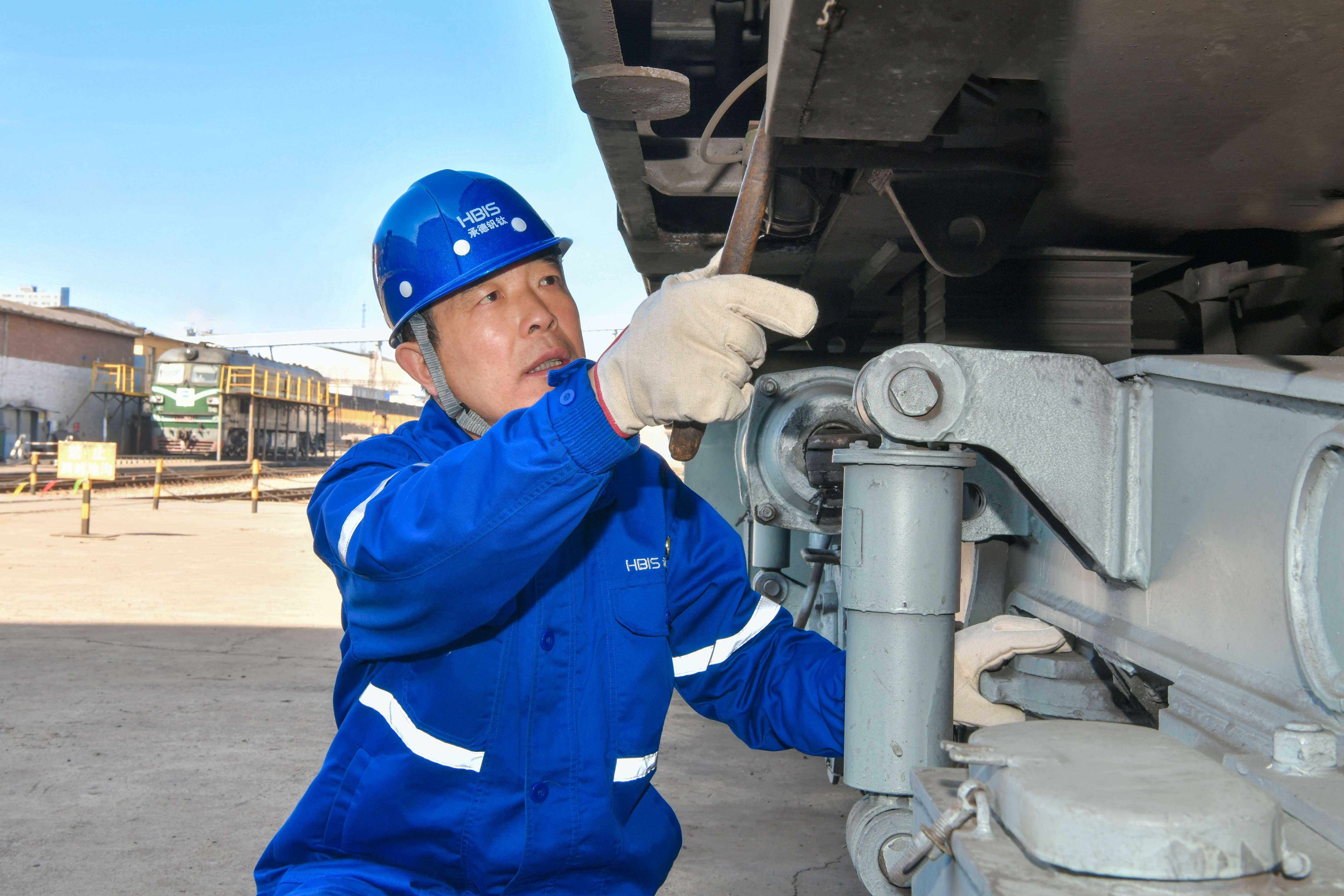 2025年4月,鲍守坤正在检修列车