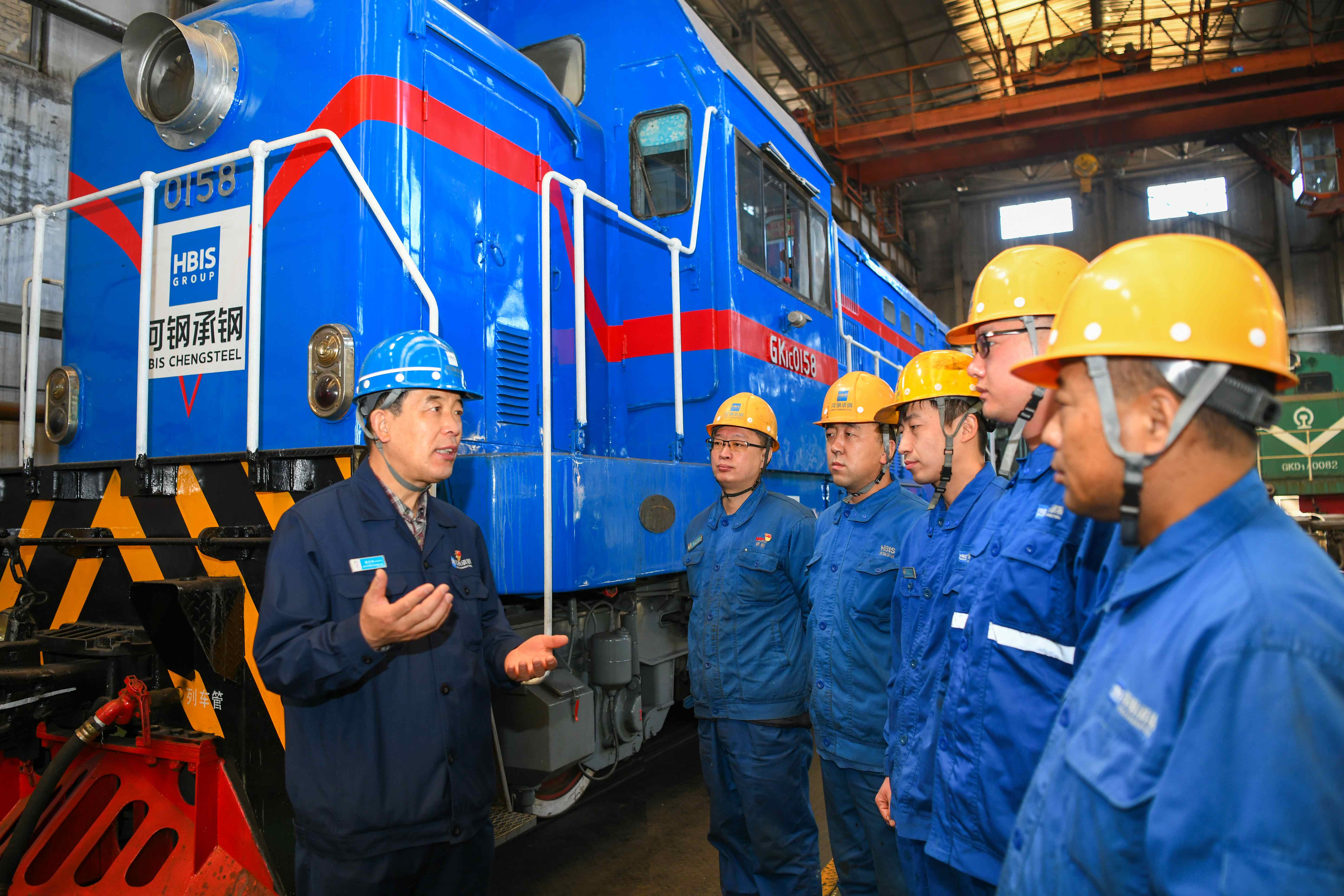 2022年3月,鲍守坤为基层职工传达全国两会精神